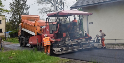 Układanie pierwszej warstwy asfaltu na ul. Stalmacha w Bażanowicach, fot. T. Lenkiewicz